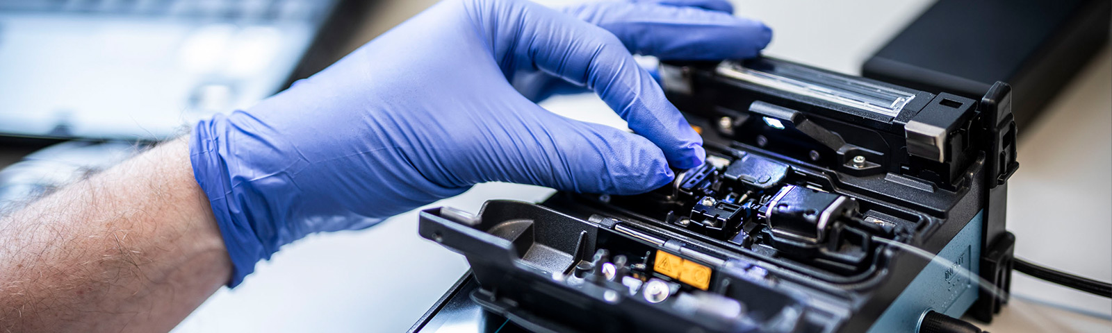 Service of an optical fiber splicer